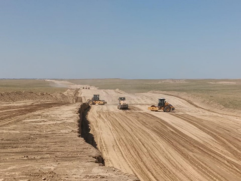 На 36 км новой трассы в объезд Сарыагаша снят плодородный слой почвы