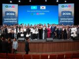 Превокурсниками университет WOOSONG стали 200 студентов Туркестанской области, сообщает vera.kz Первокурсники корейского университета, расположенного в Туркестане, дали торжественную клятву. С началом нового учебного года студентов поздравили важные гости, среди них вице-министр научки и высшего образования Гульзат Кобенова, замакима Туркестанской области Зухфухар Жоладсов, председатель образовательного фонда Woosong Ким Сонг Кёнг и ректор университета Ким Хонг Ги поздравили студентов с началом нового учебного года и пожелали успехов. В международном университете Woosong это будет первый учебный год. «Это не только первый шаг нового учебного заведения, но и важное событие, которое определяет новый рубеж сотрудничества между Казахстаном и Кореей в сферах образования, науки и молодежной политики. Открытие международного университета Woosong в Туркестане имеет свое глубокое значение. В этой связи хочу выразить особую благодарность акимату Туркестанской области за поддержку университета и вклад в создание для его обучающихся образовательной среды, отвечающей международным требованиям, — сказала вице-министр Гульзаь Кобенова. Собравшиеся эксперты оценили соответствие учебного заведения международным стандартам. Они уверены, что смогут воплотить в Туркестане передовой опыт Кореи в сфере образования. Это даст молодежи новый импульс и стремление реализовывать свои возможности. Напомним, в 2025 году из областного бюджета было выделено 100 грантов на обучение в университете Woosong, в этом году их количество увеличено до 200. В Послании 2025 года Глава государства Касым-Жомарт Токаев поставил задачу в течение трех лет превратить Казахстан в страну массовой цифровизации. Фото Пресс-службы акима Туркестанской области Автор Яна Смок
